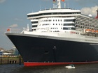 Queen Mary 2;  Q2 Begleitfahrt;  Elbe, Hamburg, Germany; Profile: Rowald; 