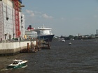 Queen Mary 2;  Q2 Begleitfahrt;  Elbe, Hamburg, Germany; Profil: Rowald; 