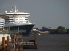 Queen Mary 2;  Q2 Begleitfahrt;  Elbe, Hamburg, Germany; Profil: Rowald; 