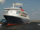 Queen Mary 2;  Q2 Begleitfahrt;  Elbe, Hamburg, Germany; Profile: Rowald; 