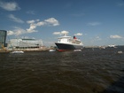 Queen Mary 2;  Q2 Begleitfahrt;  Elbe, Hamburg, Germany; Profile: Rowald; 