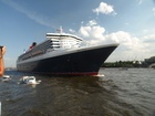 Queen Mary 2;  Q2 Begleitfahrt;  Elbe, Hamburg, Germany; Profil: Rowald; 