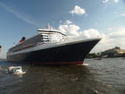 Queen Mary 2;  Q2 Begleitfahrt;  Elbe, Hamburg, Germany; Profil: Rowald; 