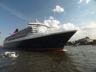 Queen Mary 2;  Q2 Begleitfahrt;  Elbe, Hamburg, Germany; Profil: Rowald; 