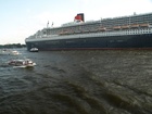 Queen Mary 2;  Q2 Begleitfahrt;  Elbe, Hamburg, Germany; Profil: Rowald; 