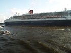 Queen Mary 2;  Q2 Begleitfahrt;  Elbe, Hamburg, Germany; Profile: Rowald; 